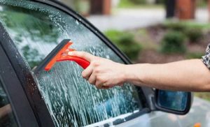 Gunakan Teknik Yang Tepat Tuk Bersihkan Kaca Mobil